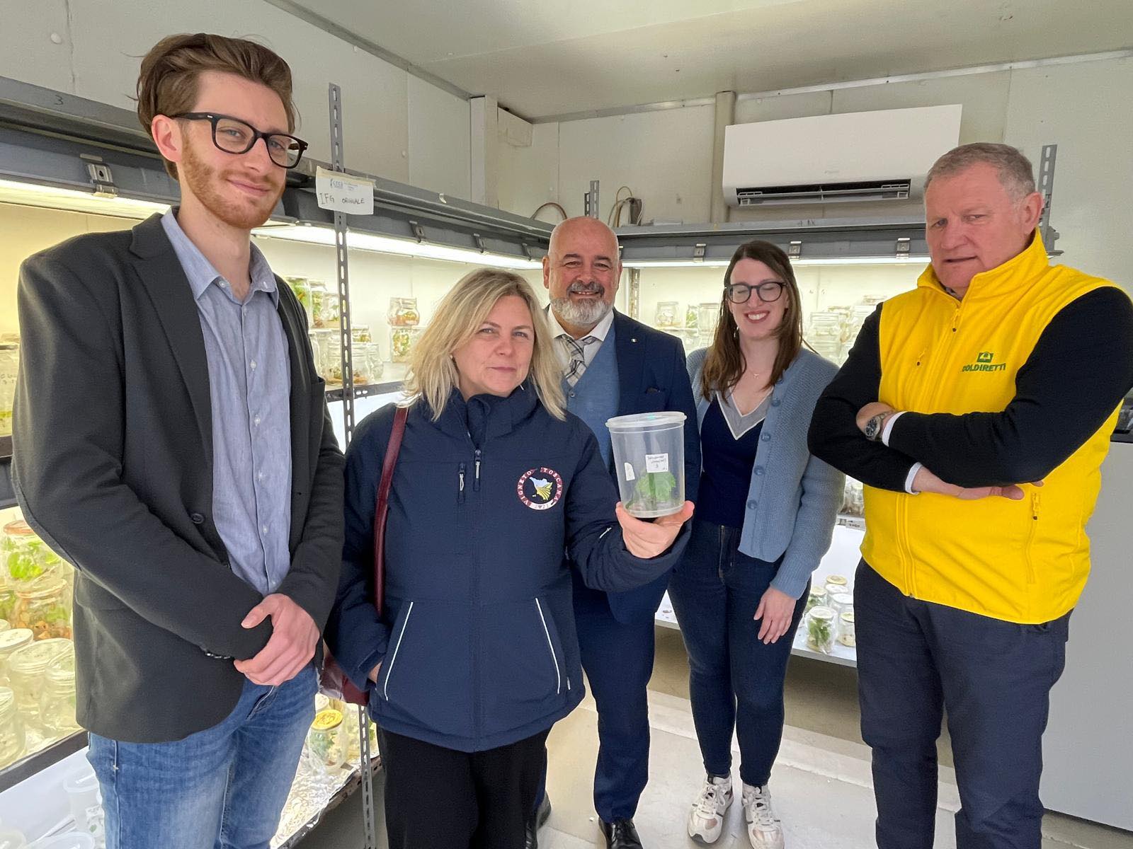 Il team di ricerca nei laboratori del CREA con le piante di Sangiovese in coltura in vitro